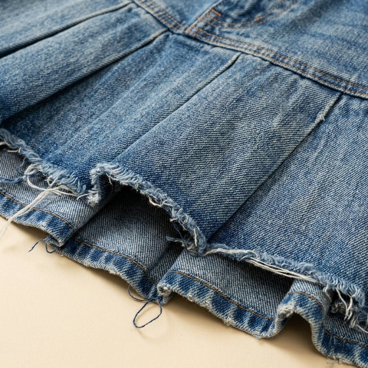 Breezy denim fabric and frayed hem detail
