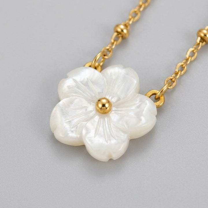 Mother of pearl flower pendant detail