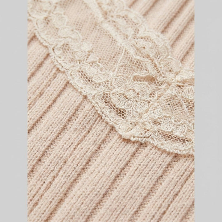 Close-up of the beige knit fabric and bow detail