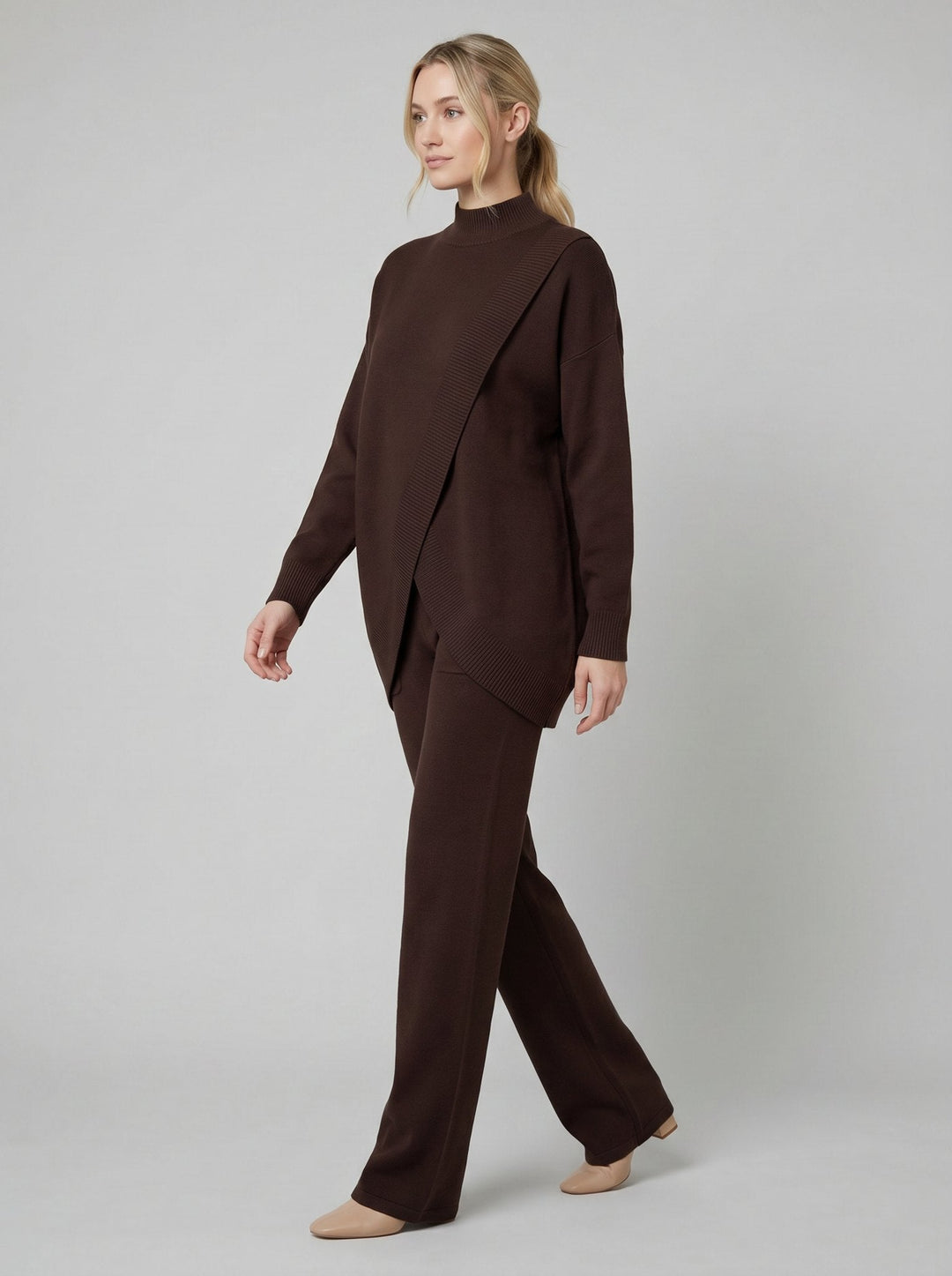 Larissa two-piece knit set brown - side on model