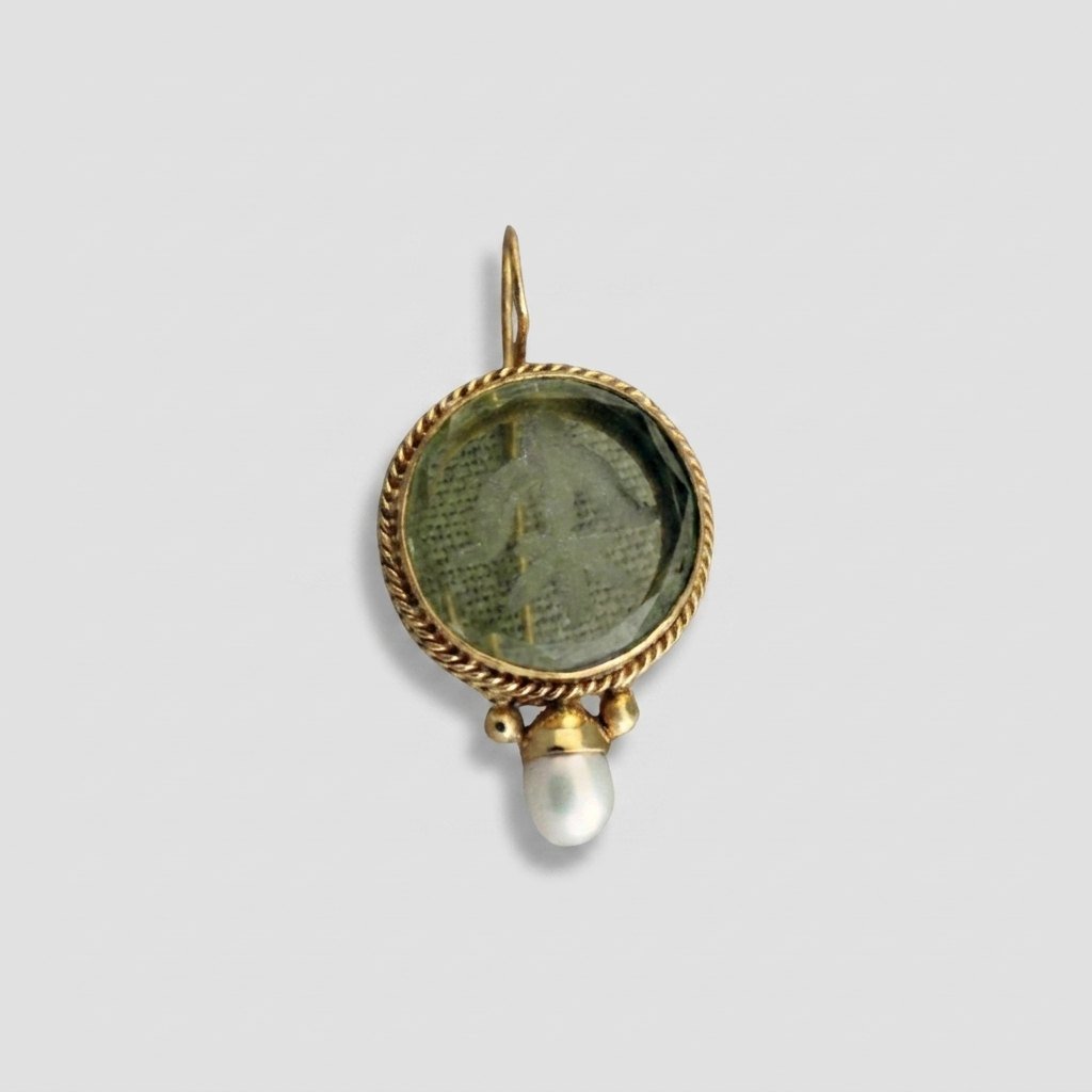 Navier earring intaglio pearl detail