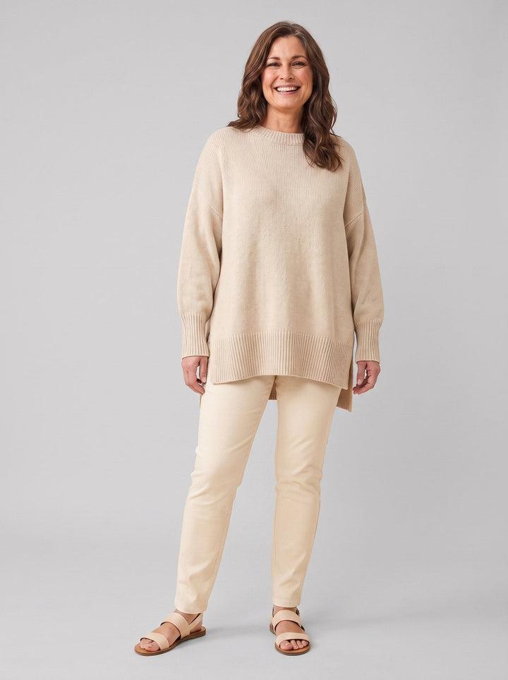 Suzie oversized pullover beige, front view on model