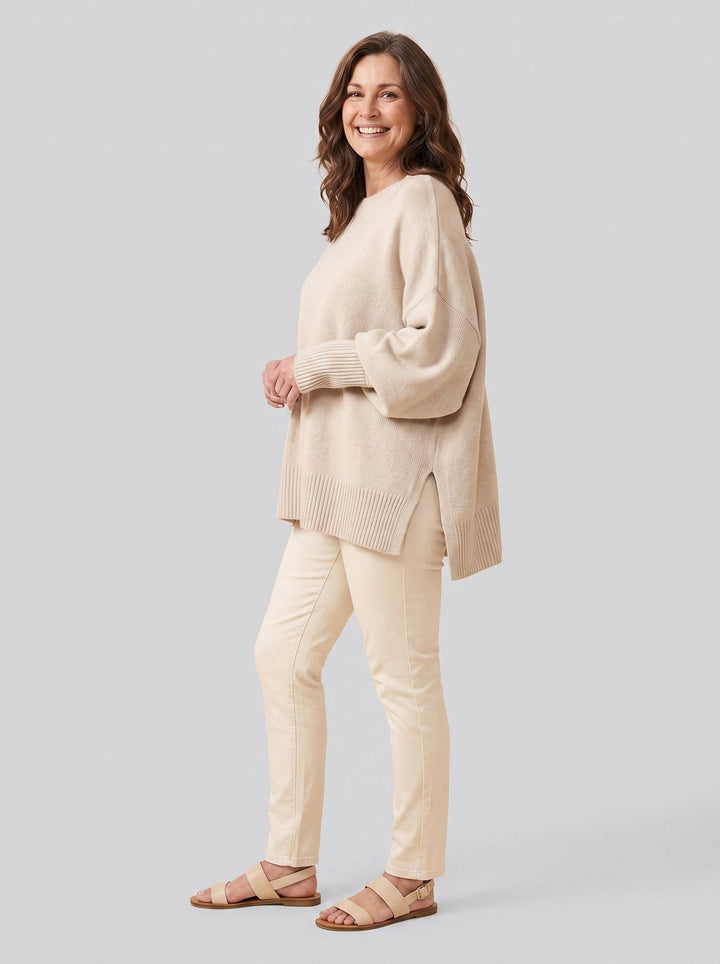 Suzie oversized pullover beige, side view
