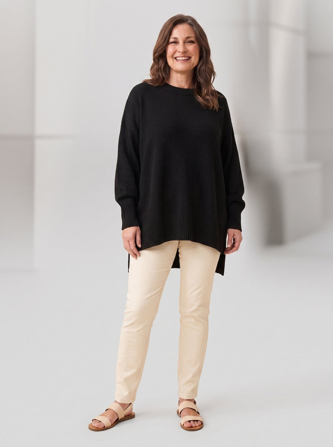 Suzie oversized pullover black, front view on model
