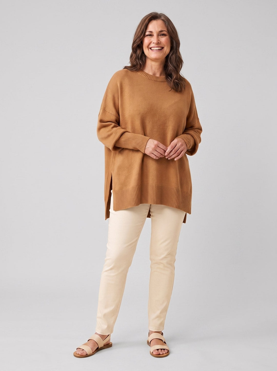 Suzie oversized pullover cognac, front view on model