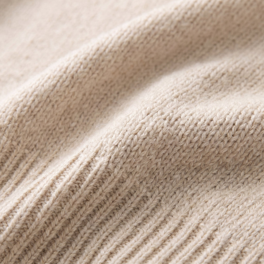 Suzie oversized pullover, knit fabric close-up