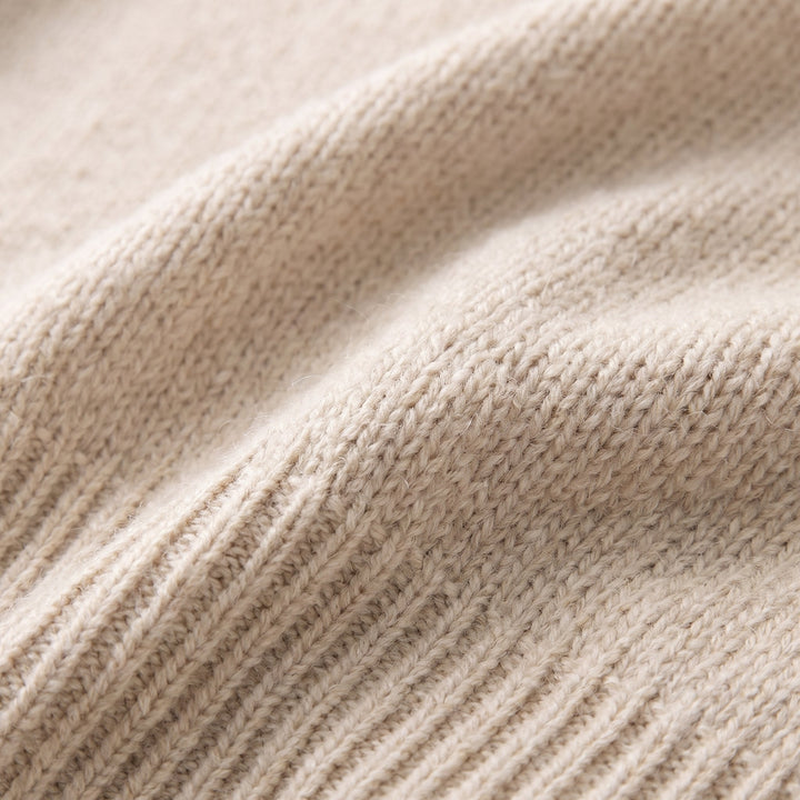 Suzie oversized pullover, knit fabric close-up