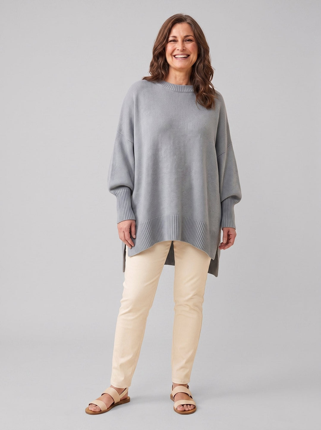 Suzie oversized pullover grey, front view on model