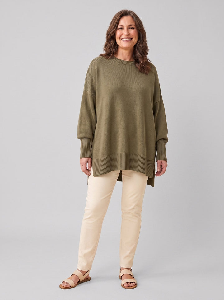 Suzie oversized pullover olive green, front view on model