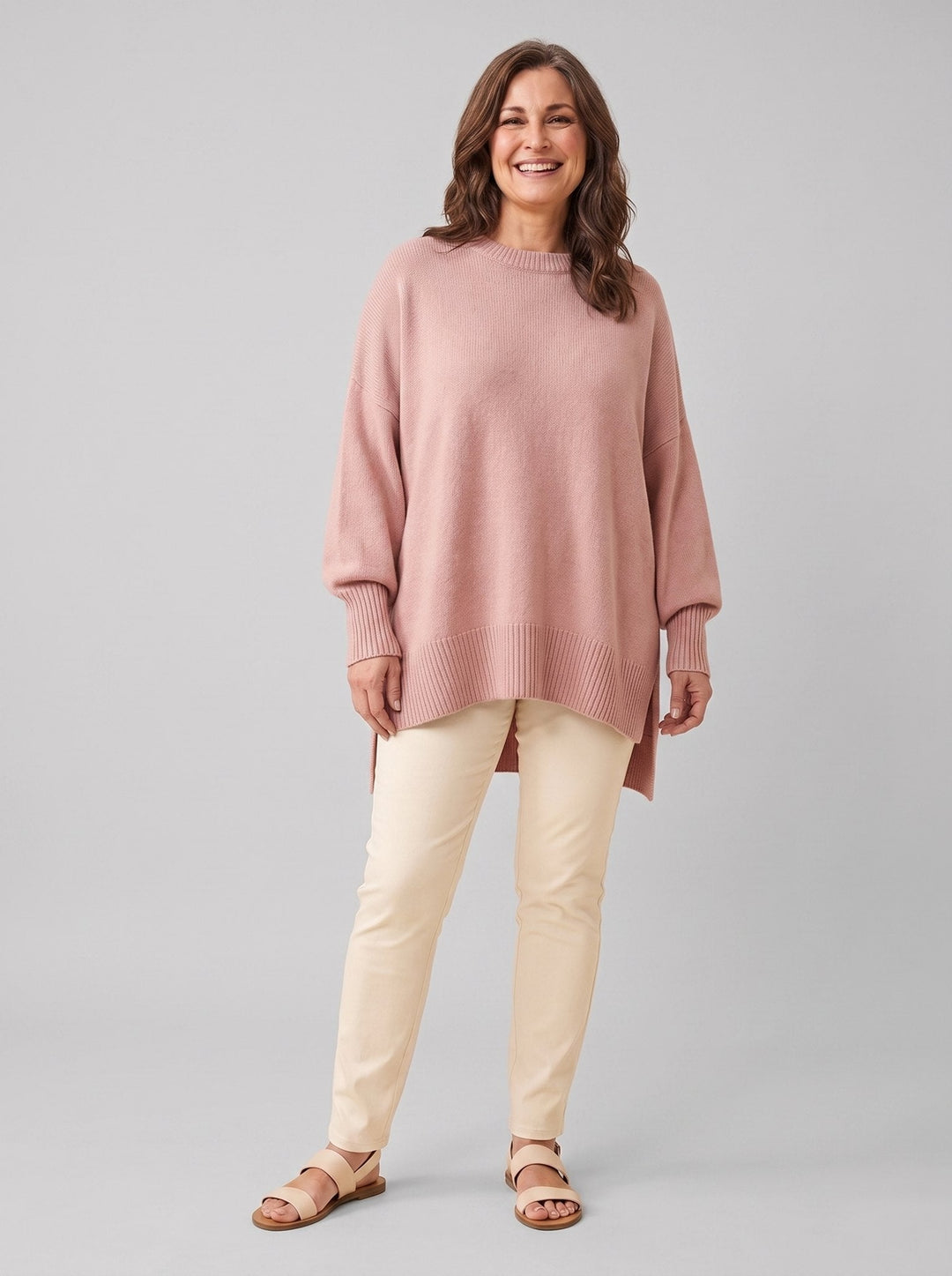 Suzie oversized pullover dusty pink, front view on model